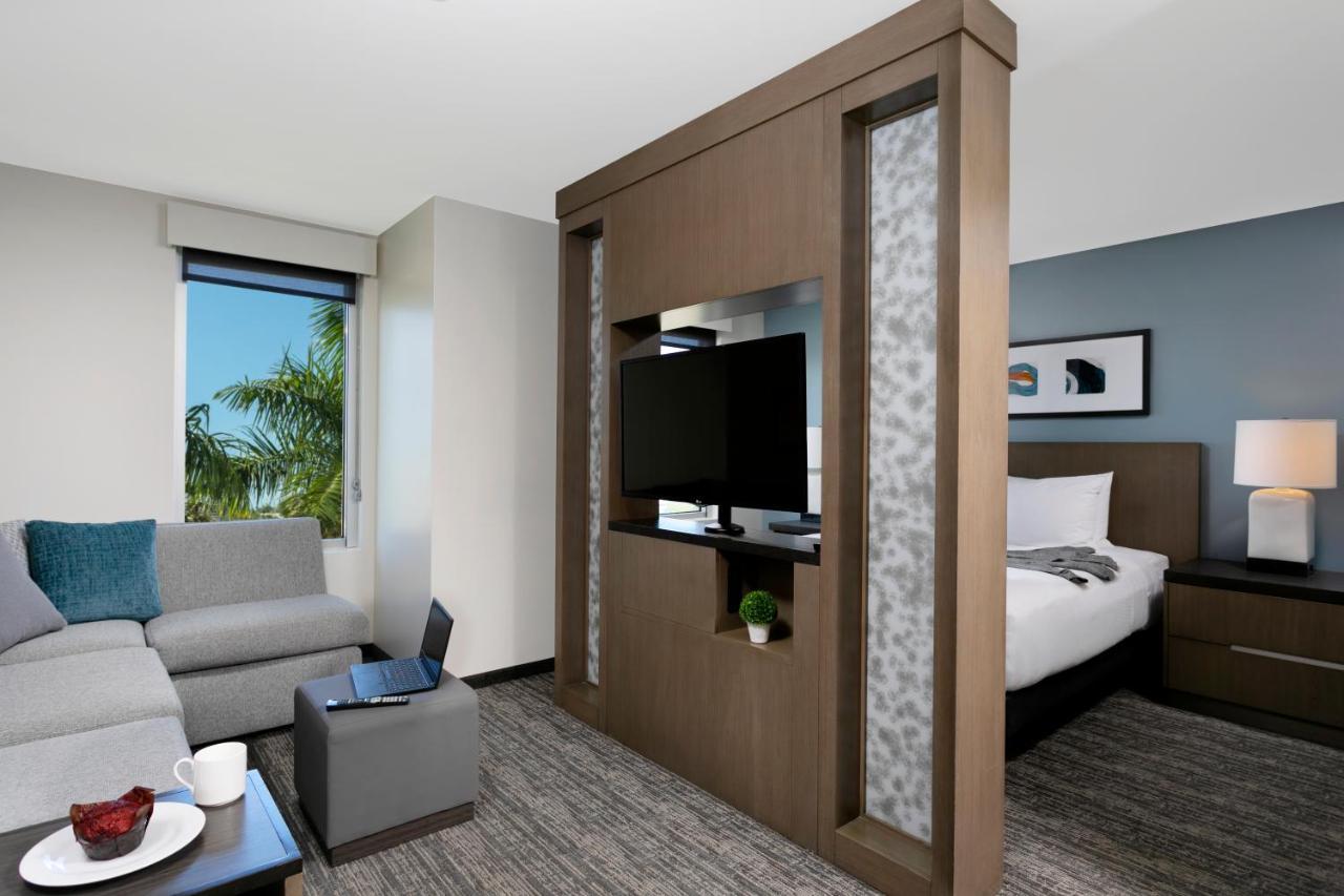 One-Bedroom King Kitchen Suite with Bay View and Roll-In Shower - Mobility Access