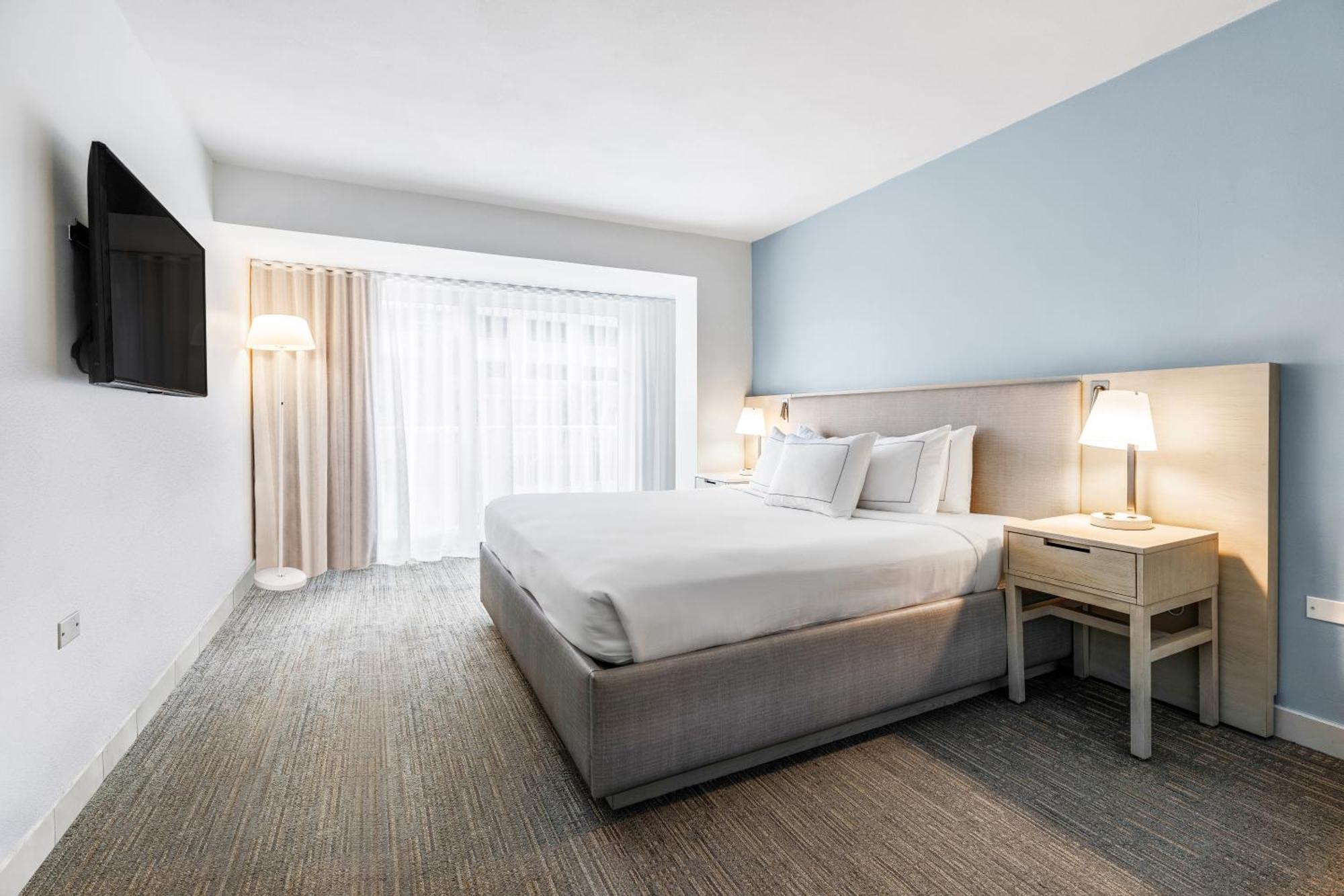 Quarto com Cama King-size e Banheira - Acessível para Hóspedes com Mobilidade Reduzida e Deficiência Auditiva